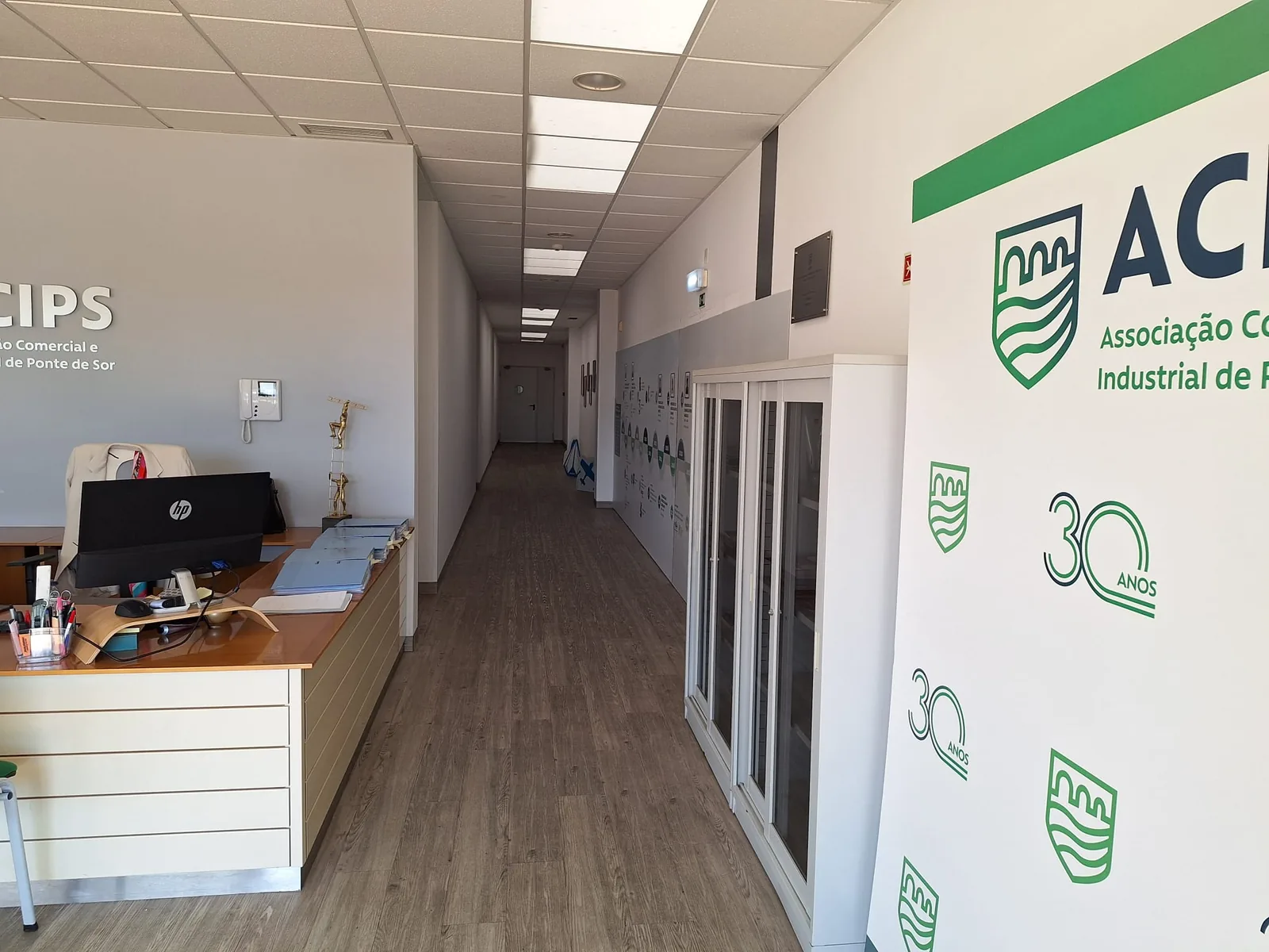 O corredor da sede da ACIPS, com a história da associação nas paredes