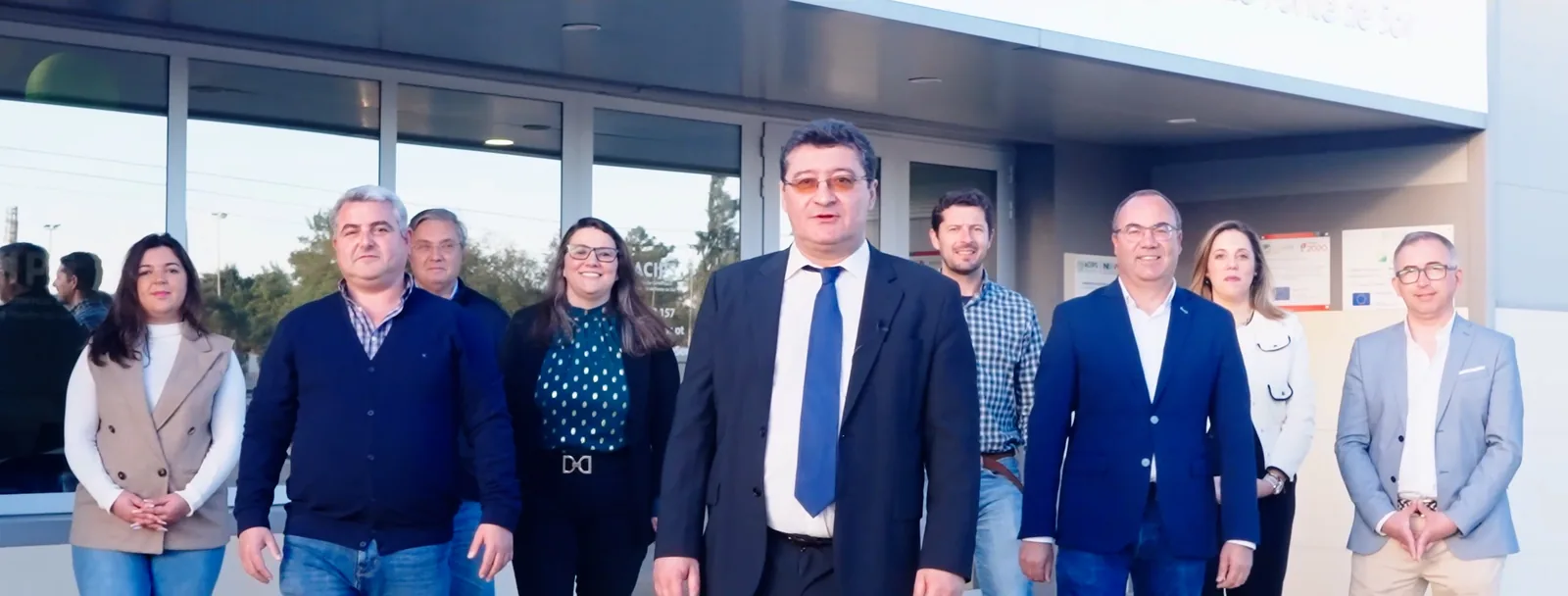 Dirigentes e associados da ACIPS à entrada da sede